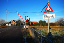900063 Gezicht op de spoorwegovergang in de Achterdijk te Vechten (gemeente Bunnik). Rechts een diepladerbord met de ...